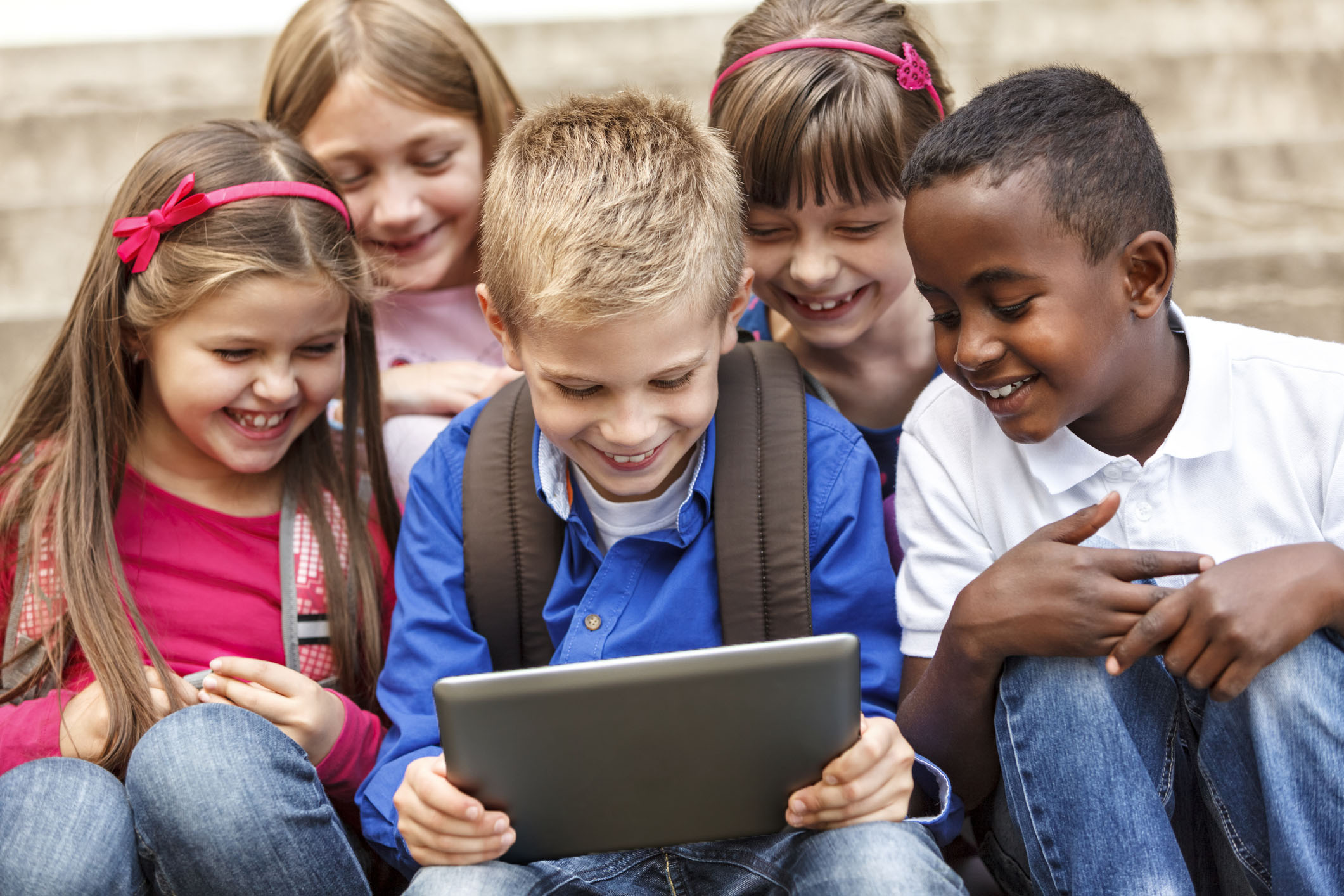 Were the children at school. Дети за планшетами в школе. Дети школьного возраста картинки. Дети смеются в школе. Фото детей среднего школьного возраста.